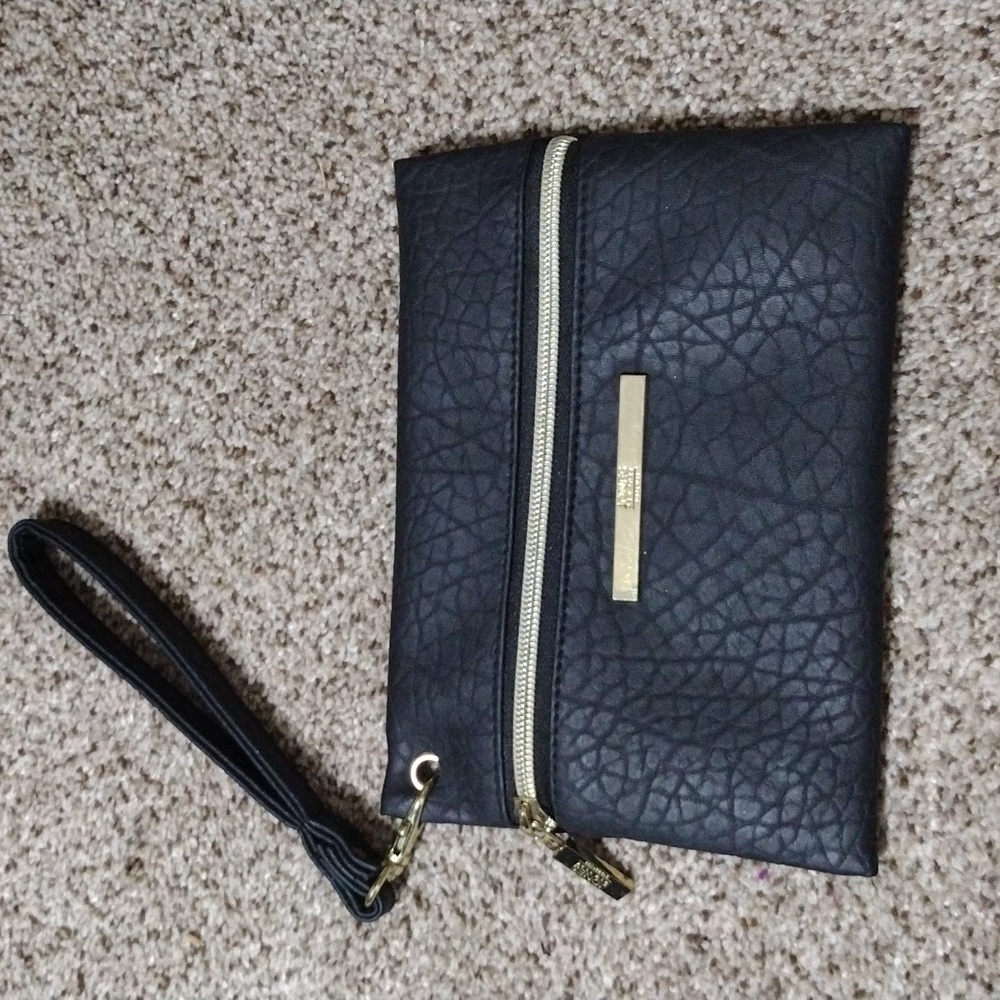 Jones wristlet with built in phone charger